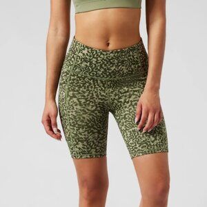 NWOT Athleta Ultimate Stash Short in Clouded Leopard Olive Bike Shorts | Size M